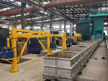 Jeden operator manipulatorów odlewania stali stopionej